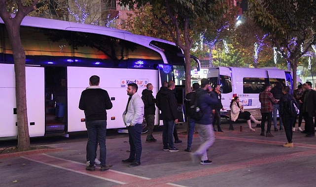 Bu otobüstekiler gezmeye değil, 'telefon almaya' gidiyor