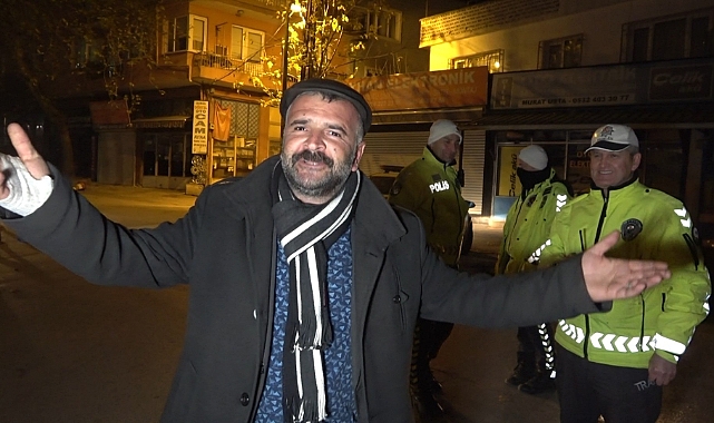 Bursa'da alkollü arkadaşına ceza yağdı, o ise mini konser verdi