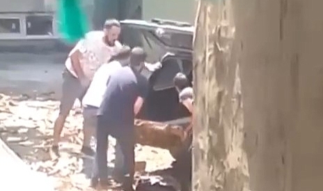 Bursa'da arabayla gelip mazgalları çaldılar