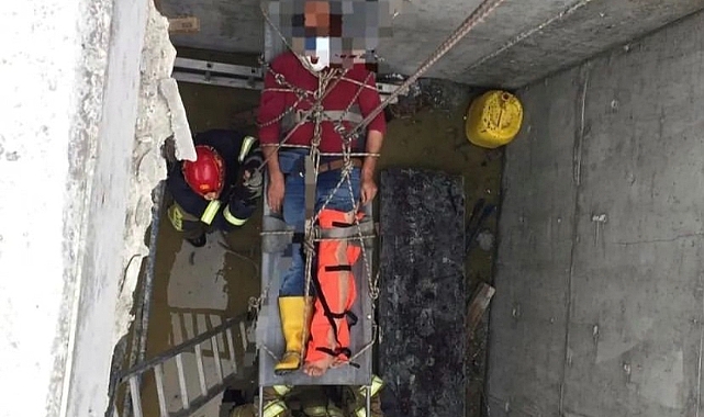 Bursa'da çukura düşen vatandaşı itfaiye kurtardı