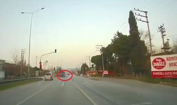 Bursa'da dikkatsiz sürücüler kazadan kaçamadı