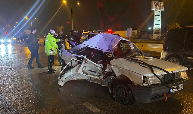 Bursa’da kamyon ile otomobil çarpıştı