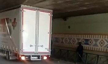 Bursa'da kamyonet sürücüsü, altgeçitte sıkıştı