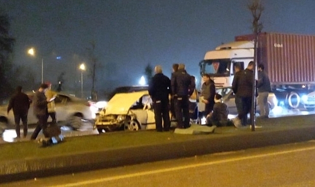 Bursa'da otomobil TIR'a çarptı