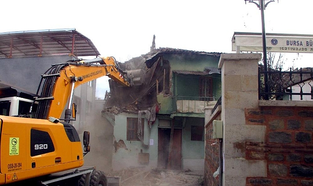 Bursa'da tehlike saçan metruk binalar yıkılıyor