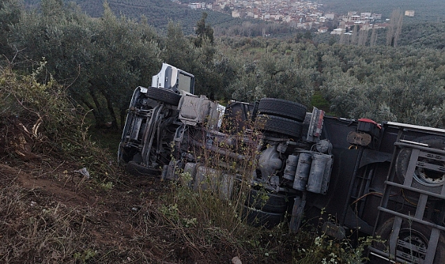 Bursa'da TIR şarampole devrildi