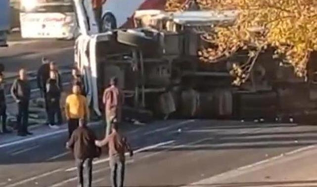 Çocuğa çarpan TIR yan yattı: 1 ölü, 1 yaralı
