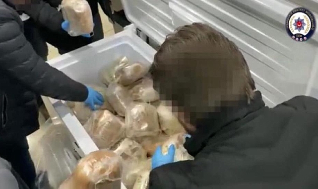 Derin dondurucu ile 93 kilo zehir taşıdılar