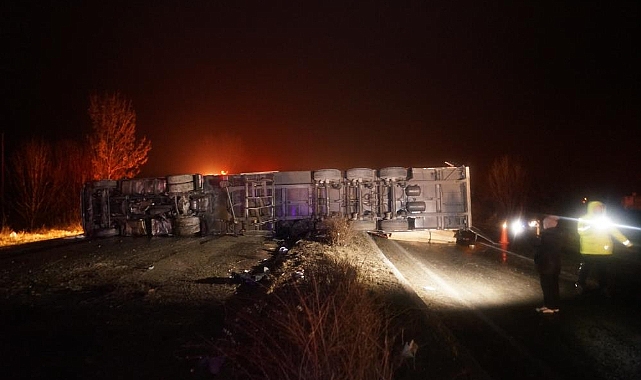 Devrilen TIR'daki lambriler yola saçıldı: Kara yolu ulaşıma kapandı