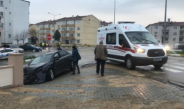 Direksiyon hakimiyetini kaybeden sürücü duvara çarptı