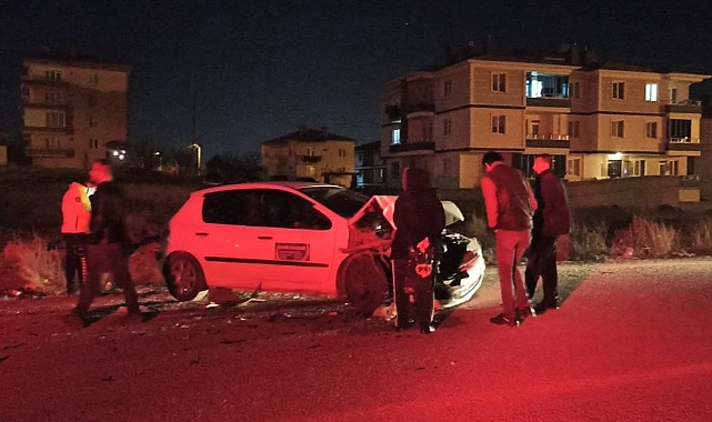Direksiyon hakimiyetini kaybetti, park halindeki araca çarptı
