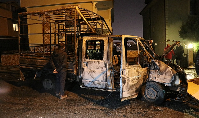 Doğalgaz malzemeleri taşıyan kamyonet alev aldı