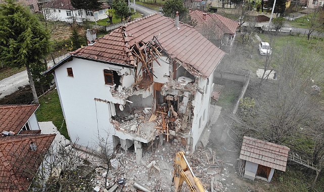 Düzce'de ağır hasar alan 107 bina yıkıldı