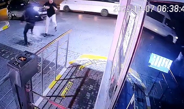 Evine gelmesini beklediği şahsa kurşun yağdırdı