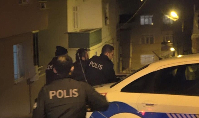 Evinin banyosunda ateş yakıp, çatıya çıktı