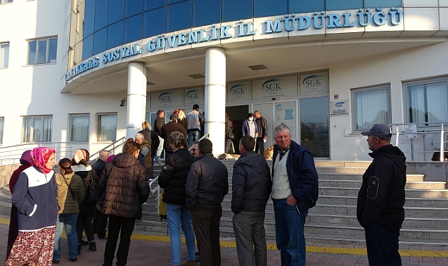EYT’liler SGK önünde uzun kuyruklar oluşturdu