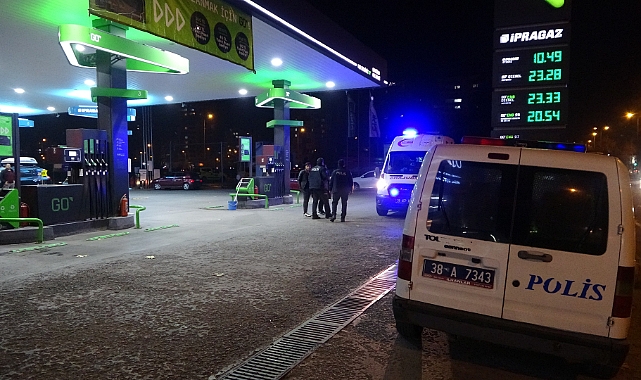 Gaz kaçağı olan otomobil, benzinlikte patladı