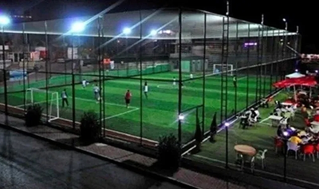 Halı saha maçında kalbine yenildi
