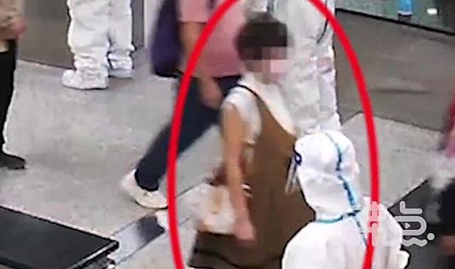 Hamile taklidi yapan kadının karnından çıkanlar hayrete düşürdü