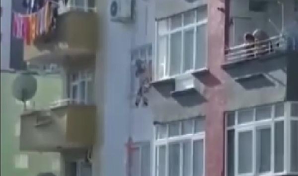 Havada asılı kaldı: Bina sakini kurtardı
