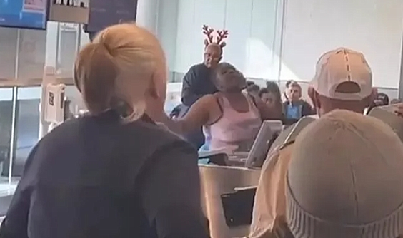 Havalimanında çocuklarını kaybeden kadın deliye döndü