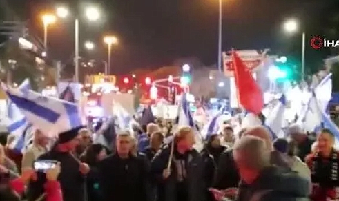 İsrail'de yüzlerce hükümet karşıtı sokağa çıktı
