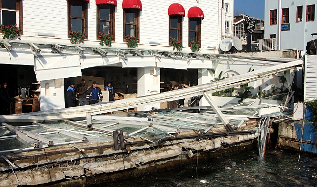 İstanbul'da çöken iskele söküldü
