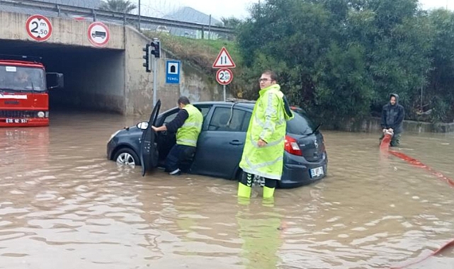 İzmir'de sağanak yağış hayatı felç etti