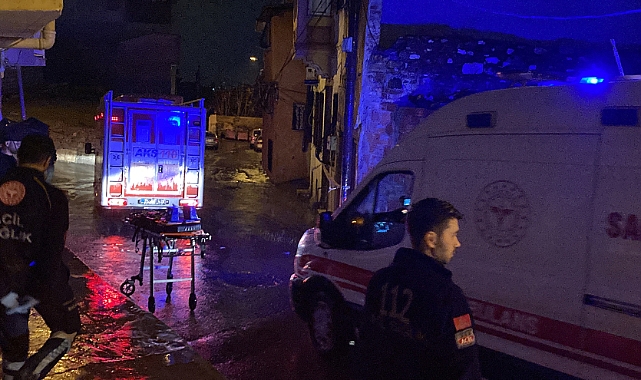 İzmir'de şiddetli yağış sonrası bir evin çatısı çöktü