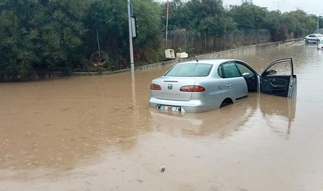 İzmir’i sağanak vurdu: Araçlar sular altında kaldı