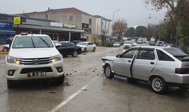 Kamyonetle çarpışan otomobilin sürücüsü yaralandı