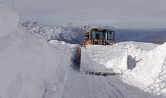 Karla kapanan üs bölgesi yolu açıldı