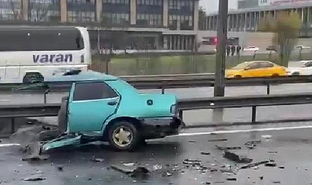 Kaza yapan otomobil ikiye bölündü