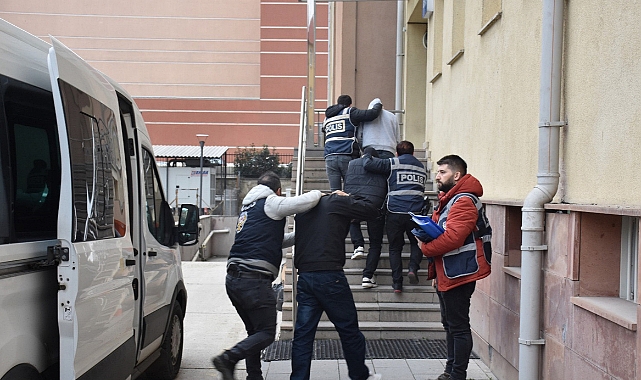 Kendini polis olarak tanıtıp 700 bin lira dolandırdılar