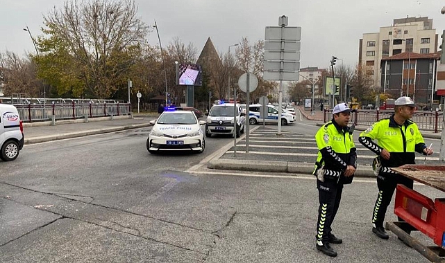 Kırmızı ışıkta geçti, zincirleme kazaya neden oldu