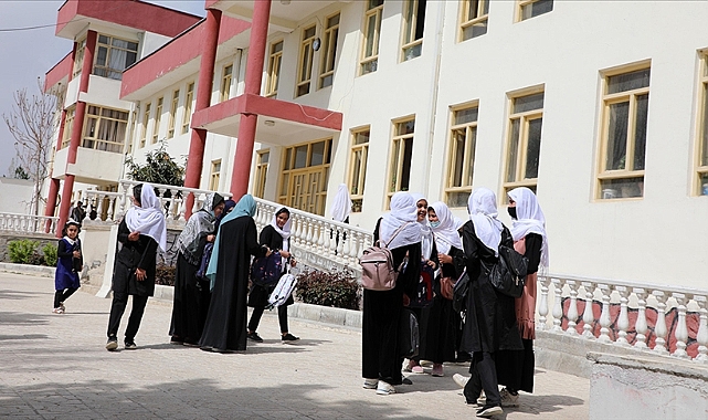 Kızların üniversiteye gitmeleri de yasaklandı