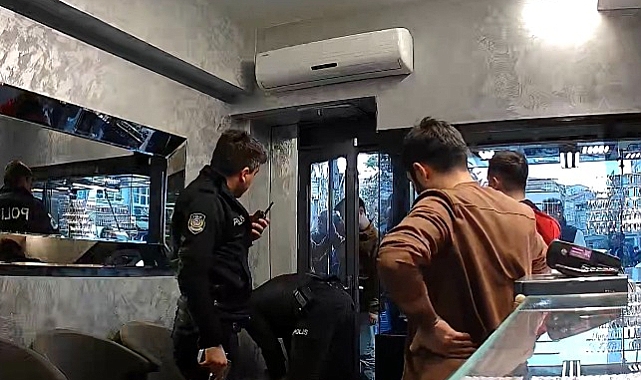 Koltuk değnekli şüphelinin meyve bıçağıyla soygun girişimi