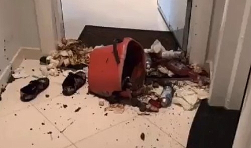 Komşularının duvarlarına tehdit sözleri yazıp dışkı sürdü!