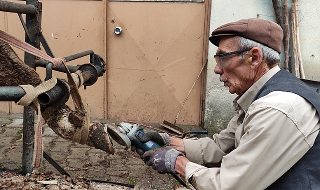 Köy köy gezip ineklere ayak bakımı yapıyor