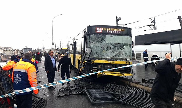 Lastiği patlayan otobüs demir bariyere çarptı!