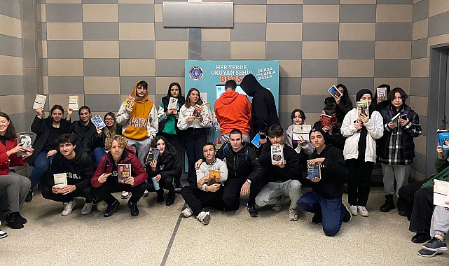 Liseli gençler metroda farkındalık oluşturuyor