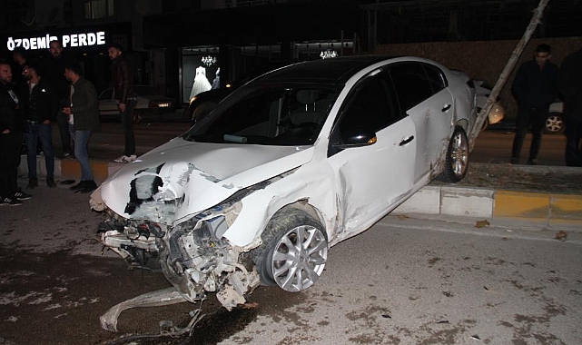 Makas atarak ilerleyen araç, polis aracına çarptı