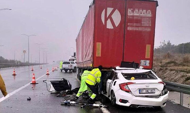 Manisa'da otomobil TIR'a çarptı: 2 ölü, 2 yaralı