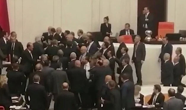 Meclis'te yine gerginlik! İYİ Partili vekil hastaneye kaldırıldı