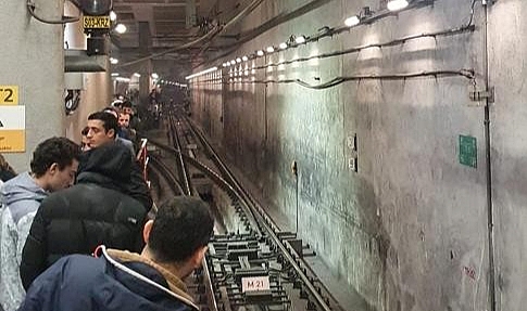 Metro arızalandı, vatandaşlar isyan etti
