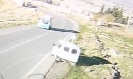 Minibüs ile halk otobüsü çarpıştı!