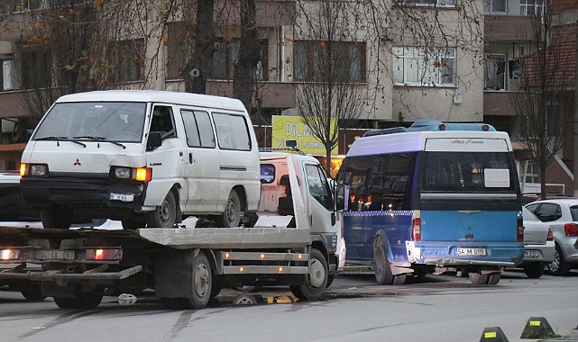 Minibüs ile panelvan kafa kafaya çarpıştı