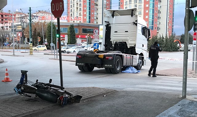 Motosiklet sürücüsü TIR'ın altında can verdi
