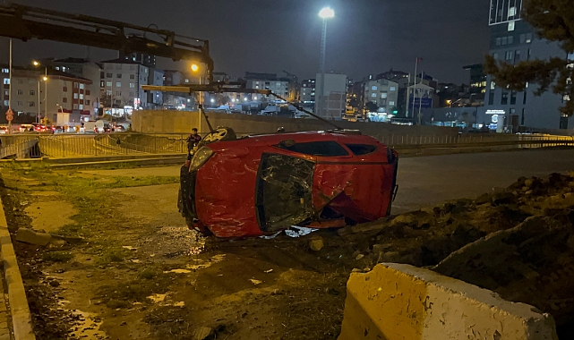 Otomobil bariyerleri aşıp yol kenarına uçtu: 2 yaralı