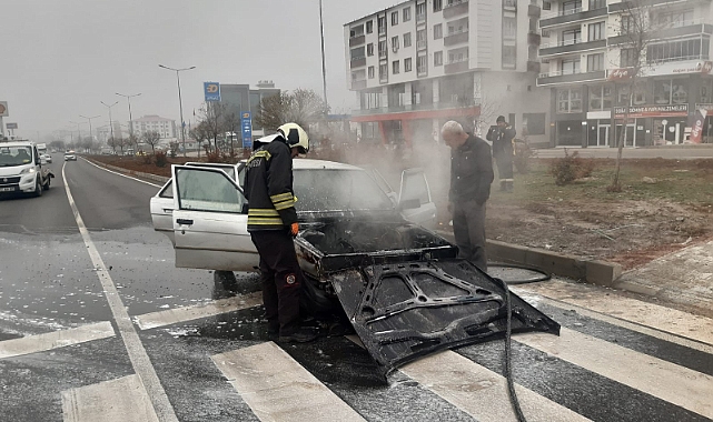 Otomobil seyir halindeyken alev aldı